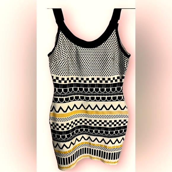 WOW couture Dresses & Skirts - Lovely horizontal geometric patterned, short, bodycon dress